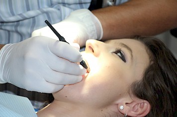 Patientin bei der professionellen Zahnreinigung